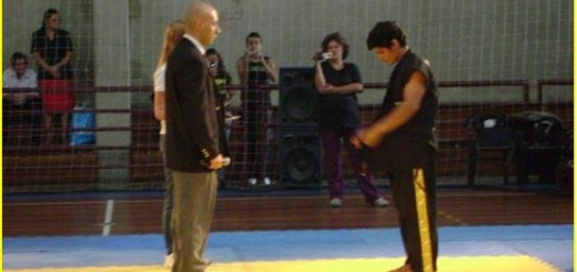 Sensei Valdir recebendo a faixa Preta de Kickboxing